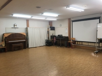 ピアノ備え付けの会議室！収容人数は50人程です。「松山ユースホステル」