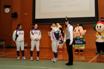 クイズに参加して会場を沸かせる、女子プロ野球、京都フローラのみなさん