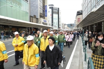 四条通を仲間と行進、なかなかできない経験