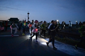 空がだんだん明るくなってきました。夜明けの時間帯はぐっと気温が下がります。　ランナーの吐く息も白い<br>(>_<)