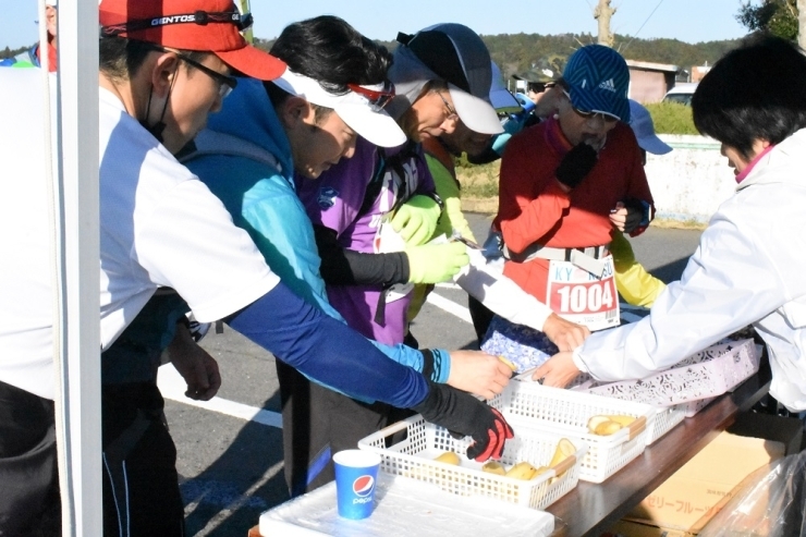 エイドステーションでは飲料水の他にバナナ・梅干しがありました。ランナーが飽きないように各エイドで補給するものを変えていました。ランナーさんが「いちご」があったよ！と嬉しそうに話していましたよ♪