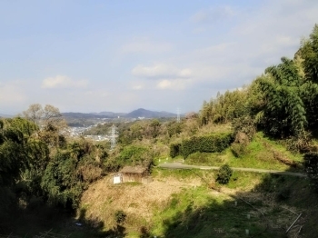 海南の町が遠くにかすんで見えます。