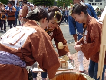 年番の田町地区が各地区にお酒を分けます。