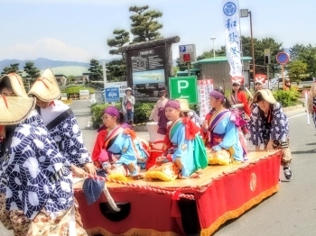 「餅搗踊り（もちつきおどり）」。家康公の戦勝を祝う、餅つきを模した踊りを披露します。