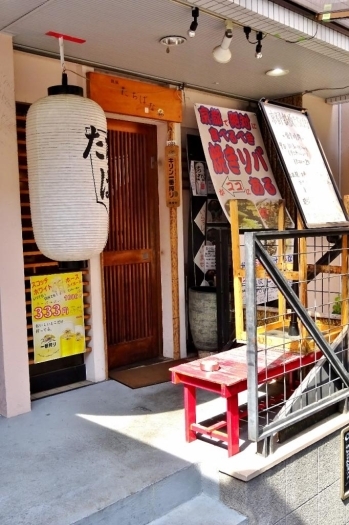 烏丸仏光寺を西に歩いてスグ。<br>京都市営地下鉄四条駅、阪急烏丸駅からでもアクセス便利な場所に！<br>「京都で絶対に食べるべき焼きそばがココにある」の看板が目印！