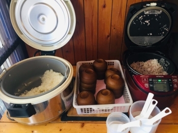 白米と雑穀米の2つの炊飯器が並びます。