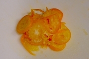 【5】生姜は皮をむき、千切りに、金柑は種を取り除き、<br>薄い輪切りにする。