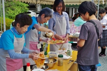 フードコーナーではタコせん、カレー他