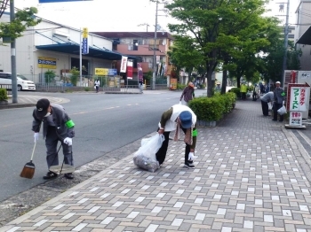 道路際には小さいゴミが多数ありました