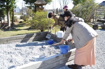 これは、境内修理のバラスです。<br>石段の下から持って上がりました！<br>