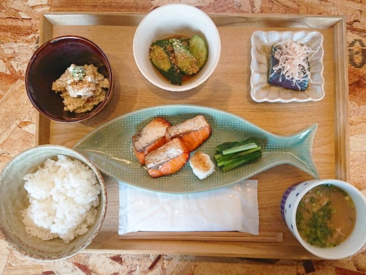 お魚料理ランチ「紅シャケの柚子風味焼き」　1,500円<br>※ご飯は小盛です