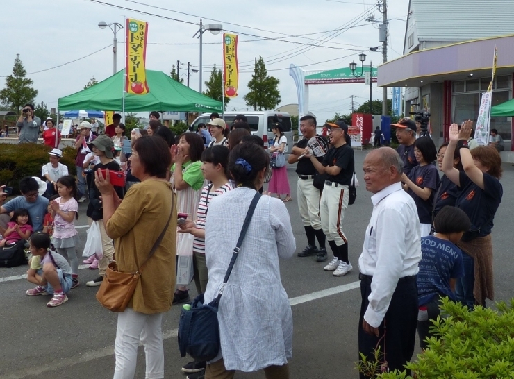 ステージ前には応援団からの声援が！「がんばれ～～！　でも、無理しないでー」