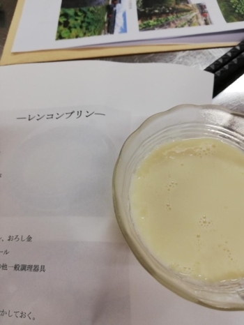大阪国際大学の皆さんが考案した<br>レンコンプリンの試食をしました、<br>美味しいと絶賛です。
