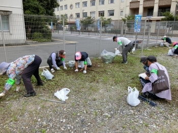 市民の皆さんの為にふるさと門真まつり<br>駐輪場予定地の除草作業を実施