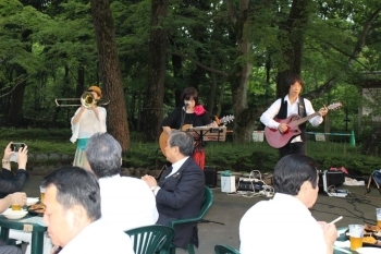 ライオンズさんの生演奏、昭和歌謡で盛り上げてくれました