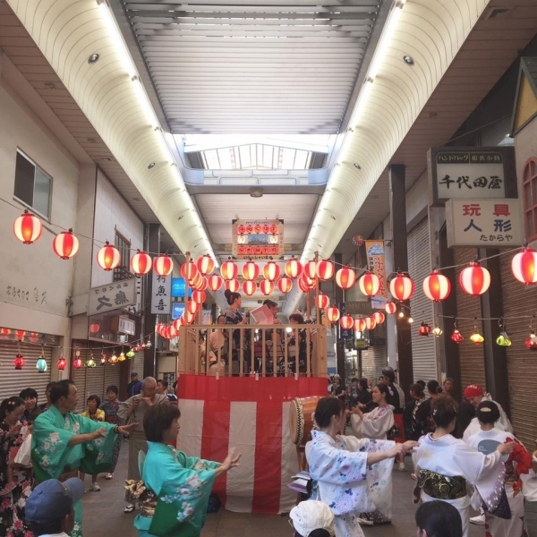 外国の方にはぜひ、日本の盆踊りを楽しんでいただきたいですね！今年もやります「ぶらくり盆踊り」。第1部　17:40～、第2部　19:00～、第3部　20:15～。