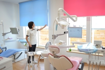明るい診察室は、赤や青で色分けして患者さんにわかりやすく。「こたに歯科」