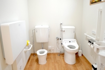 小さいお子様や車椅子の方でも利用できる多目的トイレ。「こたに歯科」