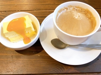 手作りのデザートとコーヒー。<br>デザートは全て手作りしているそうです。<br>