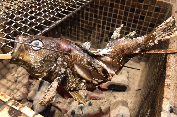 写真：名物の漁師焼。鮮魚を焼き立てで頬張る。日本酒との相性は抜群！