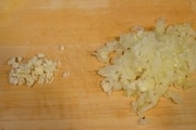 【2】ベーコンは１cm幅に切る。玉ねぎとニンニクは<br>みじん切りに、ケッパーは粗みじん切りにする。