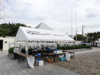 市内で評判のイベント推進委員会<br>飲食ブースの設営完了です