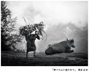 　写真家の黒岩氏は和歌山市出身で、今年度より制作拠点を京都から和歌山に移されました。普段は国内外を飛び回り、祭りや路地浦に住む人など、街の内面を被写体に土地特有の空気感を魅力的に写し取っています。