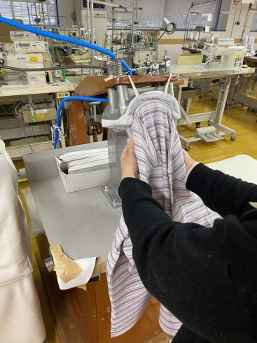 「襟プレス機【村上市にある縫製工場です。正社員を募集しています。求人情報あり】」