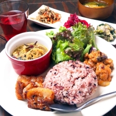 『ヤジッコキッチン』大人気カフェのランチは、お野菜たっぷり発酵プレート【本八幡駅】