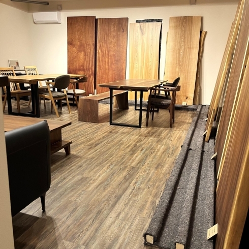 「[現在のショールームの様子]の紹介。一枚板テーブル、無垢のテーブル、ダイニングテーブルの札幌市清田区の家具の店、Ties interior。」