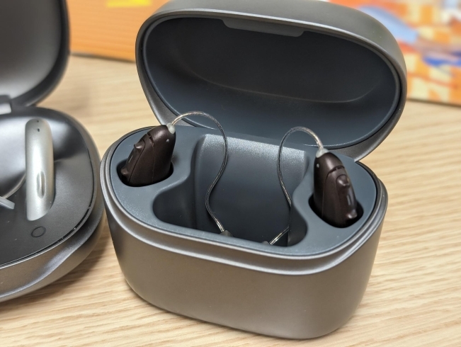「【大好評】フォナック補聴器の姉妹会社「ユニトロン」の新型耳かけ型補聴器　ご注文多数いただいております　全部入りハイコスパ！」