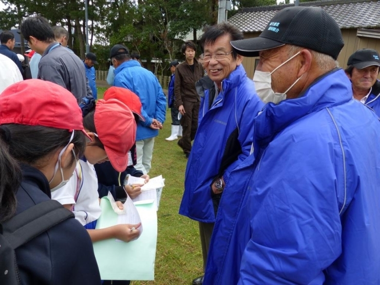 漁師さんに質問していますね。　漁師さんたちとっても嬉しそう！