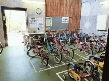 無料で１時間利用できる自転車がずらり。<br>食事のあとは、広々とした公園へレッツゴー！