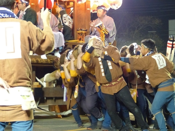 若連たちが山車を回します、下座連（お囃子）を乗せた山車はかなりの重さです。　男衆頑張って！