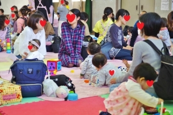 子育てトーク横目に、コロコロ赤ちゃん