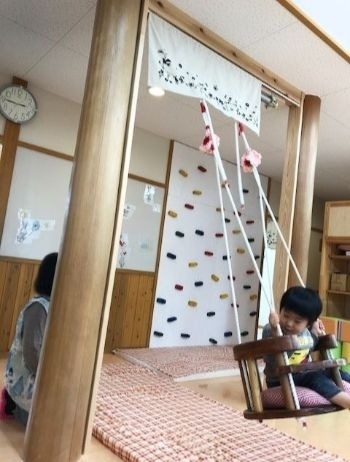 ちびっ子に大人気のぶらんこ！
なかよしこよし　ゆらゆらゆらりん♪「舟橋村子育て支援センター ぶらんこ」