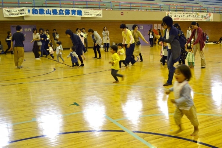 「ヨーイドン！」で慌てて走り出す子もいれば、じっと動かずにいる子も。ママと一緒に走るのも小さいうちだけですよね、貴重です。