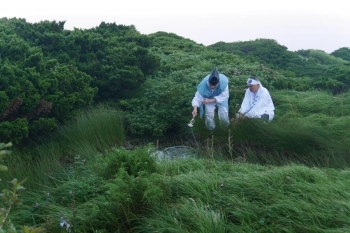 山頂近くの梵字ヶ池から霊水を汲み取ります