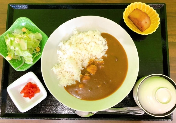 写真はカレーセットです。