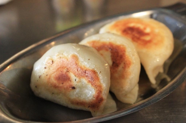 皮は厚く焼き小籠包のような餃子でした!