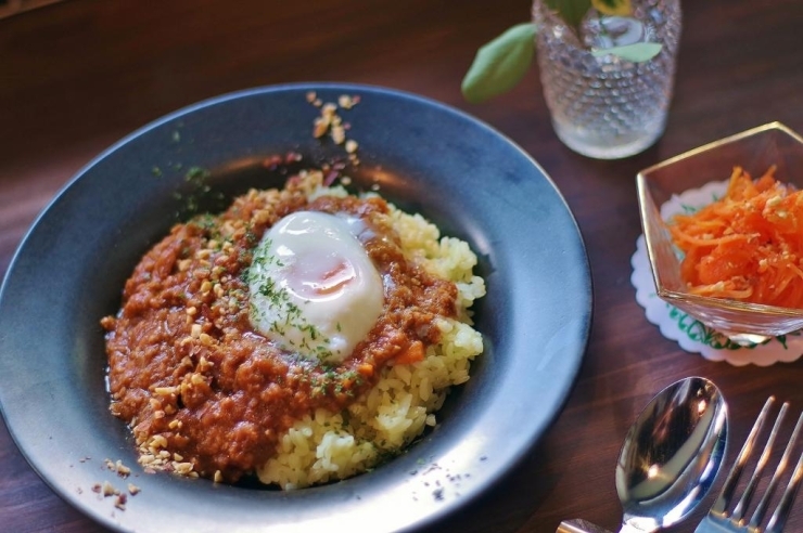 トマトキーマカレー＆キャロットラペ（900円）