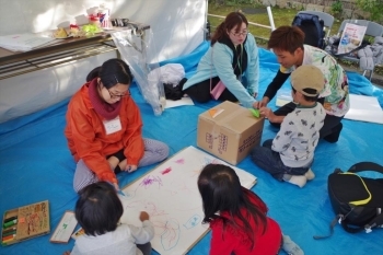 下京青少年活動センター<br>おにいさん、お姉さんと折り紙やお絵描き