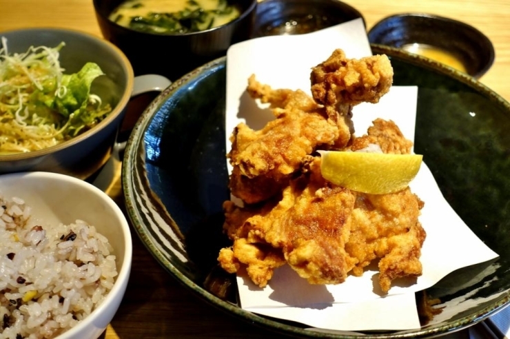 鶏唐食べ放題ランチ　890円（税別）※1<br>唐揚げ・雑穀米・サラダ・味噌汁・二種類のソース※2<br><br>※1 唐揚げ・雑穀米・サラダはお代わり自由です。<br>※2 おろしポン酢・スイートチリマヨネーズ・香味中華だれから二つ選べます。