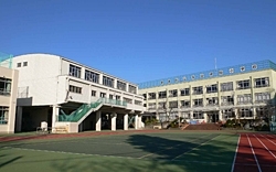 「落合第四小学校」新宿高層ビルを一望する立地に自然と各教育施設に恵まれた小学校
