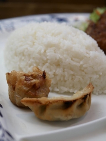 パリパリの揚げ物と昔ながらの形に盛られた大盛白ご飯！