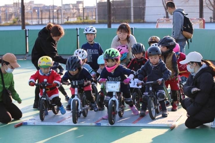 小さな子もストライダーをまたげば立派なライダー