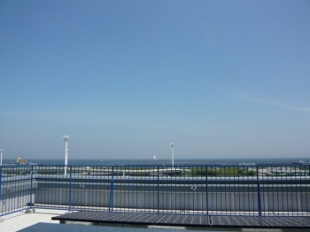 展望台からは、海ほたるや風の塔なども見えます。