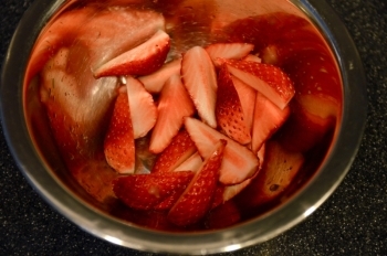 【2】イチゴはヘタを取り４～６等分に、トマトもヘタを取って６～８等分に切る。しっかりと冷やして置く。<br>スペアミントはみじん切りにする。