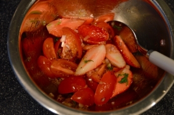 【4】イチゴ、トマトにドレッシングを和え、<br>生ハムに添え、スペアミントを飾る。