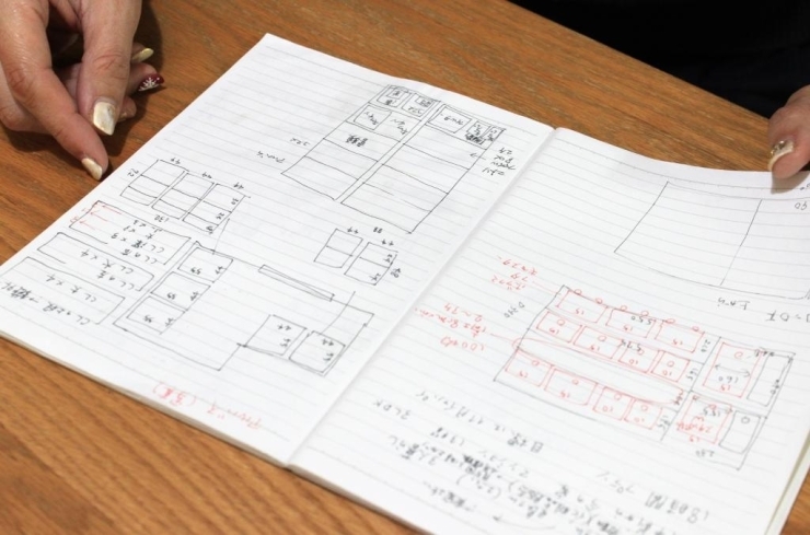 ノートには手書きでそれぞれのお客様宅の採寸した寸法や提案内容が♪